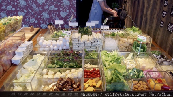 【食台北⎪Att 4 fun 餐廳推薦 千荷田蔬食百匯涮涮鍋】併蹦叫現撈活蝦＋六十種野菜buffet吃到飽＋