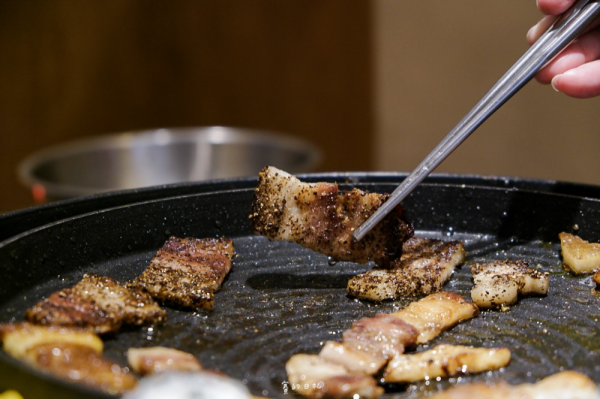 糕糕在尚韓式料理 豐原店｜豐原寵物友善餐廳｜CP值很高的吃到飽韓式料理，旁邊的起司也是免費續到飽！當場還有免費和服可以試穿 ♥