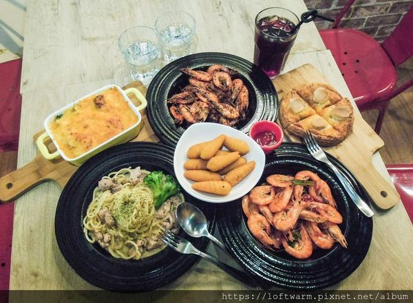 秘密基地義式餐館Secretbase Bistro 藏在小路裡的工業風個性小店 吃到飽啤酒調酒暢飲喝到飽餐廳推薦...