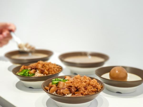 高雄美食||小扁擔米糕-文青風的古早味米糕，完食後碗底還有小驚喜||左營區、巨蛋站美食