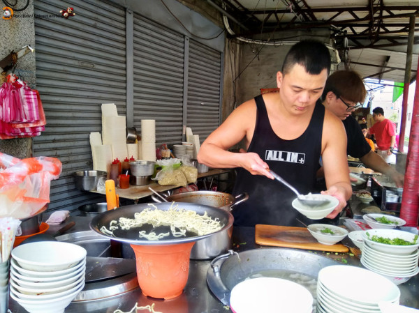 光明街無名肉燥飯 50年老店 一早就大排長龍