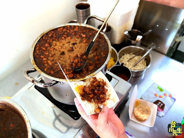 台南肉燥飯／無店名無招牌超低調／從路邊攤賣到變店面／傳承三代飄香近60年／台南極少數不甜的肉燥飯／在地人從小吃到大／老饕私藏多年口袋名單