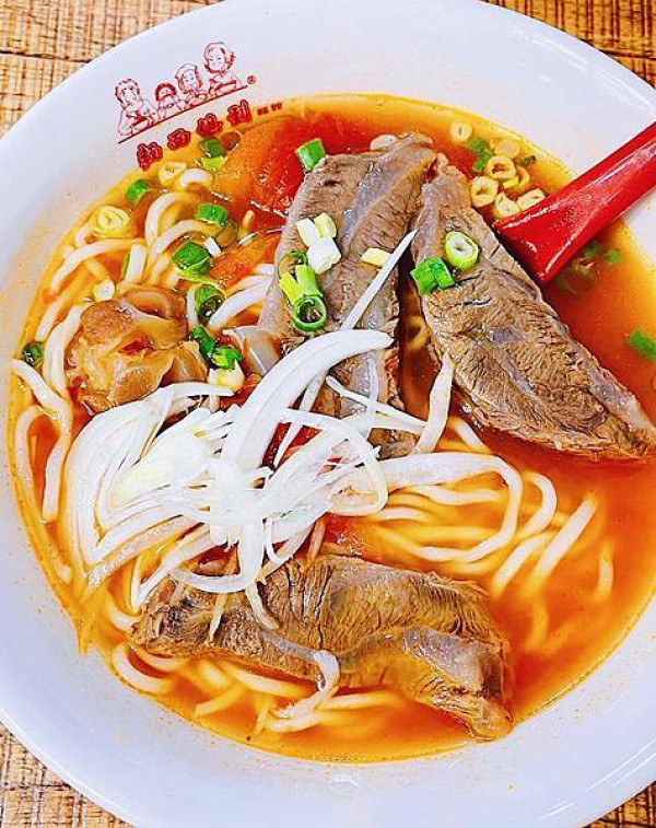 [台北小吃]北投區石牌站「麵面俱到麵館 石牌店」牛肉尬蛤蜊迸出新滋味/肉嫩大塊入口即化/小菜滷味超多選擇/