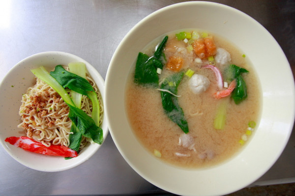 吃。台南|中西區。泰式風味的家常麵食小館，獨特の檸檬乾麵及九層塔花枝水餃「李家食堂」。