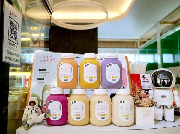 2060太空吧：當螺旋藻遇上豆漿，台南勝利路的健康飲品｜豆漿燕麥.螺旋藻飲品.純天然植物乳.運動健身的最佳代餐/全台宅配.空腹熊貓foodpanda合作店家 - 進食的巨鼠
