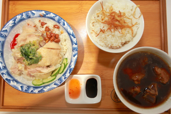 吃。高雄|左營區| 虎爺雞飯立大店，海南雞飯及肉骨茶專賣店，整體口感美味定價合理範圍「虎爺雞飯」。