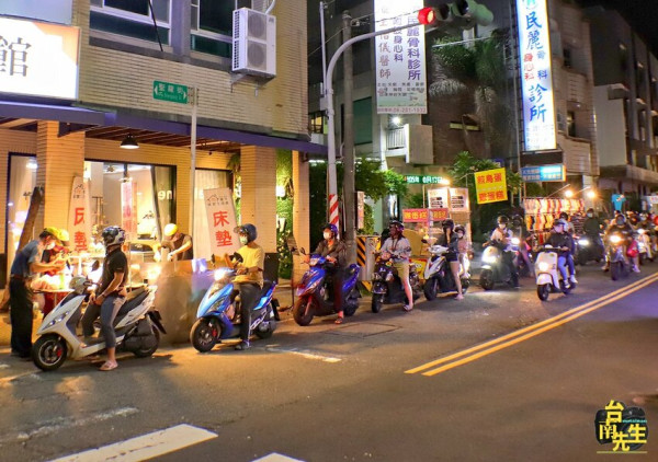 台南香酥雞／全台南夜市唯一的得來速／機車限定免下車服務超方便／地方社區道路型小夜市奇景／一週只賣2天／限量供應晚來吃不到／生意好到老闆手都沒停過