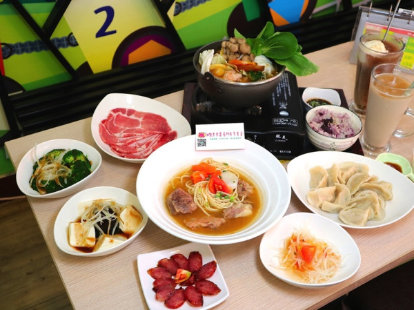 紅豬弟弟小北區養生蕃茄排骨麵.親子餐廳/小北育德店：新鮮蕃茄簡單調味熬煮番茄湯汁，讓你吃的健康營養又安心｜全台宅配手工水餃 - 進食的巨鼠