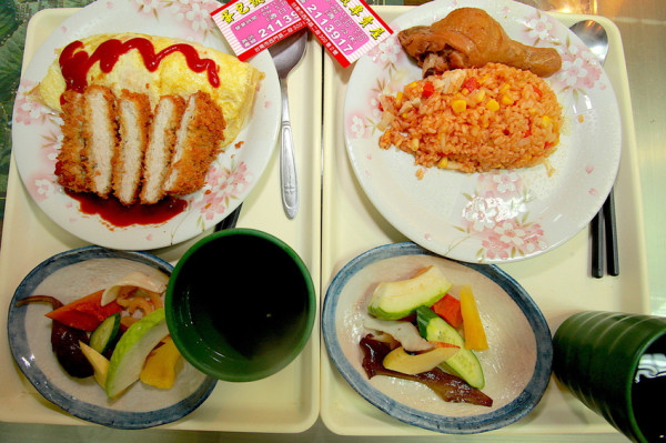 吃。台南|中西區|蛋包飯專賣店。隱藏在巷弄裡面， 飄香超過30年，充滿插畫用餐氛圍，整體口感中規中矩「蛋包飯專賣屋」。