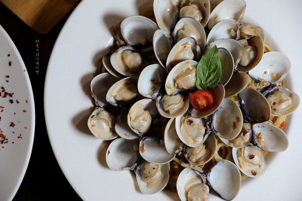 藏身無尾巷的浮誇系義大利麵！滿滿蛤蜊多到爆盤，CP值高到翻過去