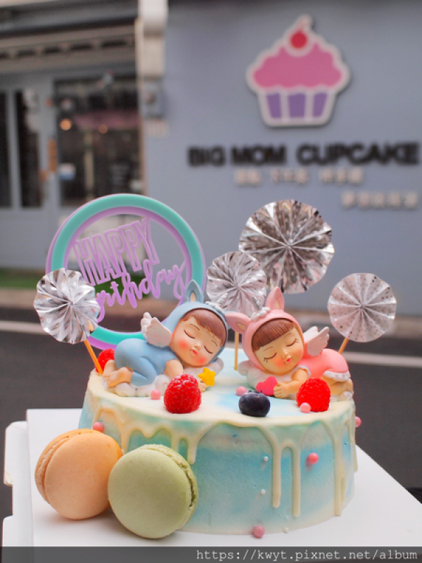 【嘉義蛋糕推薦】大媽杯子蛋糕 BIG MOM CUPCAKE。客製化訂製網美風造型蛋糕、兩口小四卷甜點禮盒，拍照超~美又美味，蛋糕體有夠綿密！｜附價格資訊