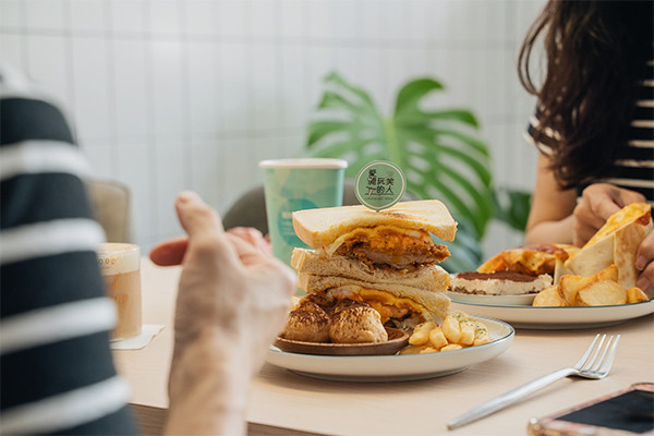 高雄，前金區 | 愛開玩笑的人2店 | 俯拾早午餐生活的樂趣