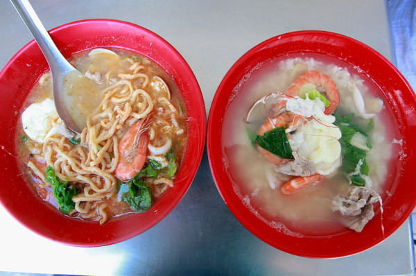 吃。高雄|鼓山區| ，剛剛開幕不久，生猛海鮮料理，用餐時段客人滿滿「海南霞鍋燒海鮮錦麵」。