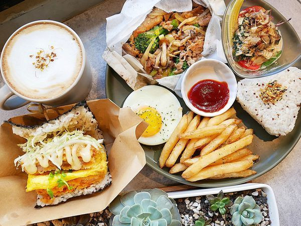 AOZA熬咋 - 台中西區勤美早午餐，多口味紙包料理和沖繩飯糰一早就能品嘗，吃膩了拼盤和三明治嗎? 試試不一樣的組合吧