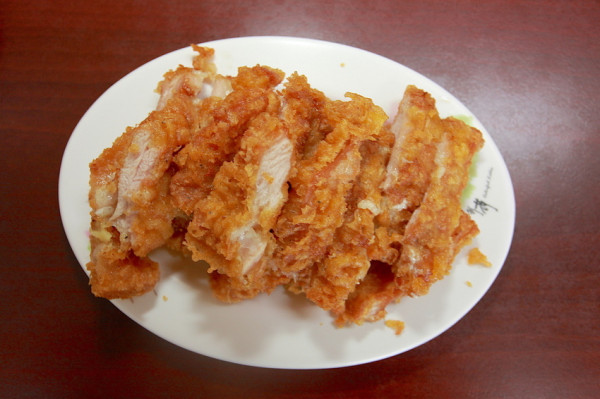 吃。高雄|岡山區。 位在岡山郊區，很道地泰式料理，整體口感中規中矩而已「麗達泰式料理」。