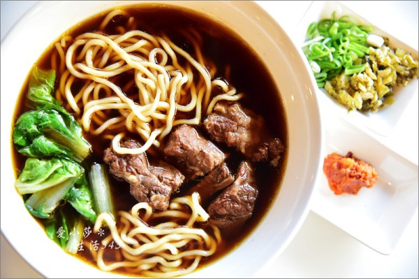 台北華山市場美食。恩記牛肉麵～隱身華山市場裡的得獎牛肉麵！還有黑糖粉圓冰也很好吃喔！(善導寺站)