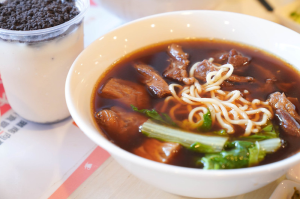 【台北美食】恩記牛肉麵｜華山市場｜堅持大骨熬煮｜公有市場最高榮譽獎｜