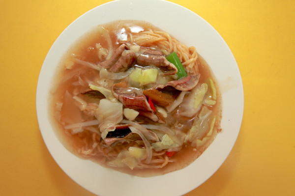 吃。高雄|岡山區。 飄香超過80年歷史，整體口感美味定價稍微偏貴「岡山舊市場鱔魚麵」。