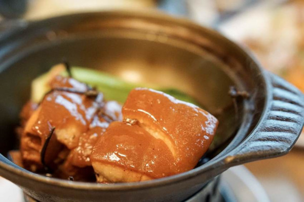 【台中 八分飽。傳統台式老味道／綠園道旁的復古磚牆餐廳／小資 團體聚餐的好選擇】