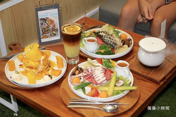 【台中火車站美食】成真咖啡新時代店Come True coffee。來台中必吃～只有台中店才喝到的橙香冰咖啡、茶染金栗，吃上一口健康蔬食和嚴選海陸食材、彰化冠軍米層層堆疊而成的繽紛彩虹飯，飯後再來一份