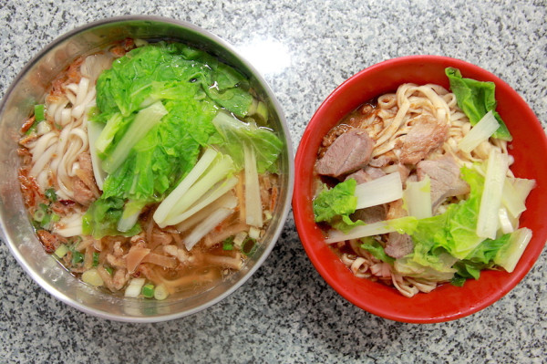 吃。高雄|橋頭區。橋頭老街隱藏版美食，用餐時間人潮不段，整體口感美味定價合理「牛麵鎮牛肉麵」。