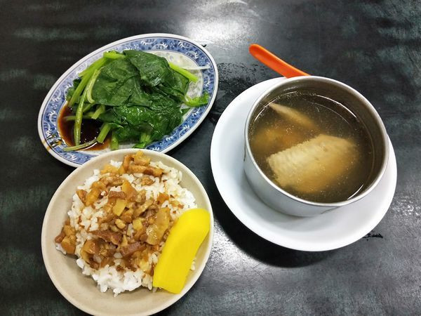【台北美食】溫潤滑順滷肉飯_連峰鐤邊趖_大安捷運站旁