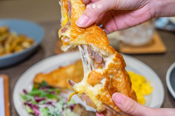 阿新筆記|Cuiqu Coffee奎克咖啡台中公益店|北歐簡約風格，放大空間又不失質感，不限時、有插座，聚會辦公好去處。