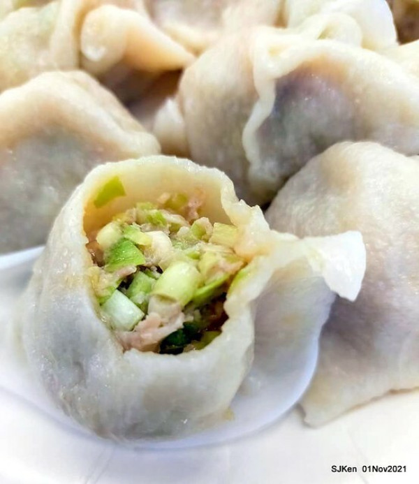 (北捷板南線永春站巷弄美食)「二毛餃子館」--- 皮薄餡多軟嫩美味的韭黃水餃、酸辣湯與滷味小菜!