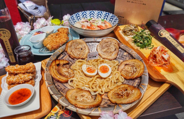 嘉義美食【初八拉麵民雄店】百元初人氣平價拉麵！滿滿日式風格x日式祈福亭 IG隱藏版打卡點？讓你一秒來到日本 民雄火車站l吳鳳科技大學l民雄星巴克 | 小白只饗ㄔ美食