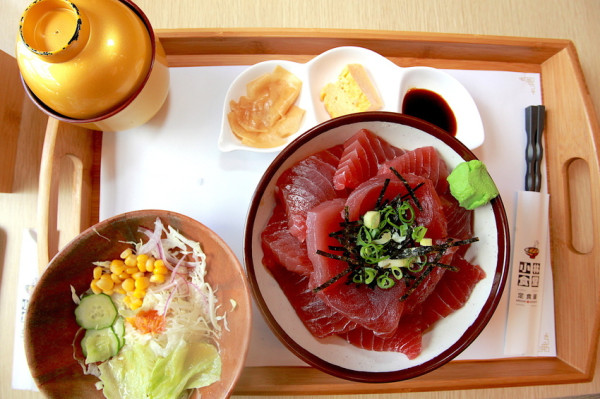 吃。高雄|鼓山區|簡約日式用餐氛圍，整體餐點頗有水準，整體菜色定價偏超值「小林食堂」。