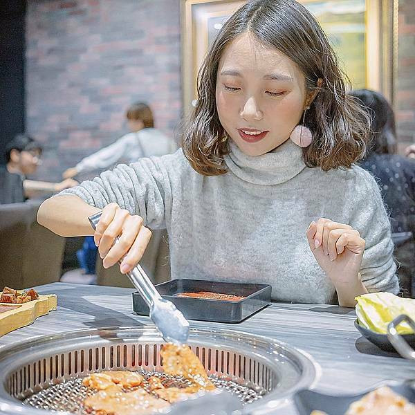 燒肉酒吧讓你邊吃燒烤、火鍋，還能點杯調酒，火烤兩吃吃到飽 | 【台北 大安區】好客燒烤-台北忠孝店