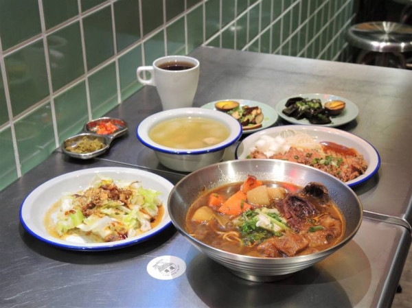 呷咪牛肉麵｜夜晚文青牛肉麵！半夜消夜首選！無辣不歡最愛麻辣牛舌拌麵！東區市民宵夜推薦