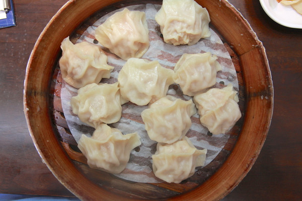 吃。高雄|左營區| 高雄知名北方麵食館，整體口很有水準定價稍微偏貴「北平京廚北方麵食餐館」。