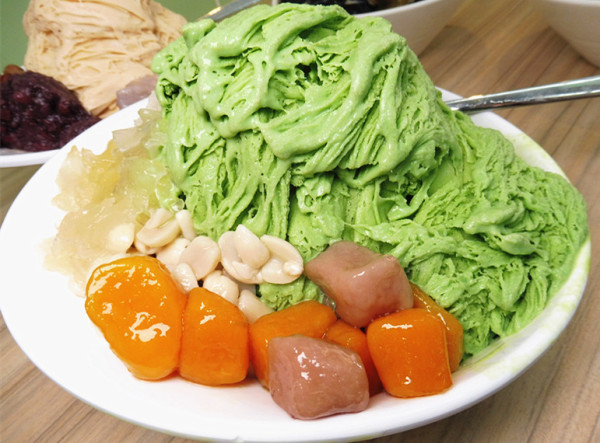 「寧夏夜市冰品/寧夏夜市美食」【曾心梅冰舖】雪花冰綿密細緻，甜而不膩，抹茶或花生雪花冰的原料，香醇厚實，真材實料，嫩仙草軟Q鮮香，超推綠豆沙，豆香濃得令人難忘！