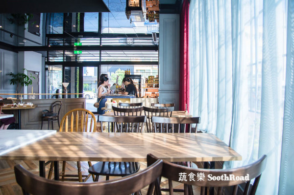 ｜台南美食｜蔬食樂河畔店SoothRoad，安平下午茶推薦，精緻蔬食沙拉、手作蛋糕、披薩 - 阿婷的旅行札記。