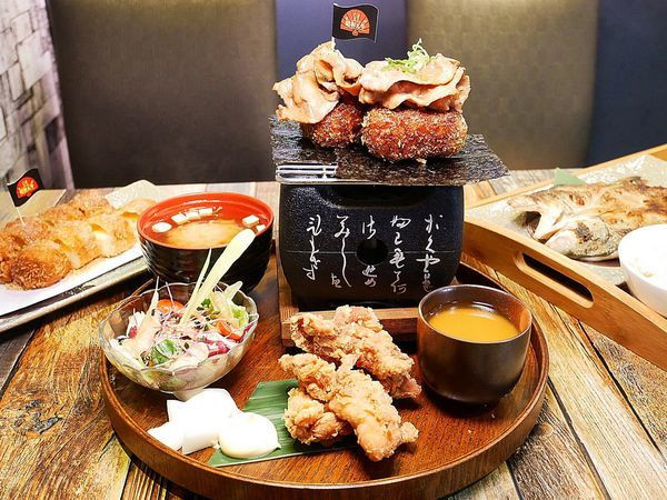 昭和元年JAPAN專業早午餐 - 永和日式早午餐推薦，店家獨創黃金飯糰吸睛又好吃，套餐CP值超高，每天還有限定五份的巨大鰻魚壽司定食，King size最霸氣