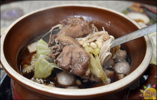 飄香30年古早味火鍋~霸味薑母鴨。薑母原汁中藥湯頭燉煮紅面番鴨越煮越甜夏天吃也OK!@商妮吃喝遊樂