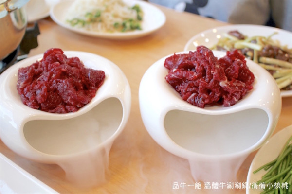 【台中溫體牛推薦】品牛一館 溫體牛涮涮鍋。每日新鮮直送，牛肉控必點的溫體牛肉，鮮嫩彈牙的口感，吃上一份根本就不夠；老饕級的牛肉熱炒，鹹香嫩口，超級下飯，餐後還可享用一整杯的哈根達斯冰淇淋！