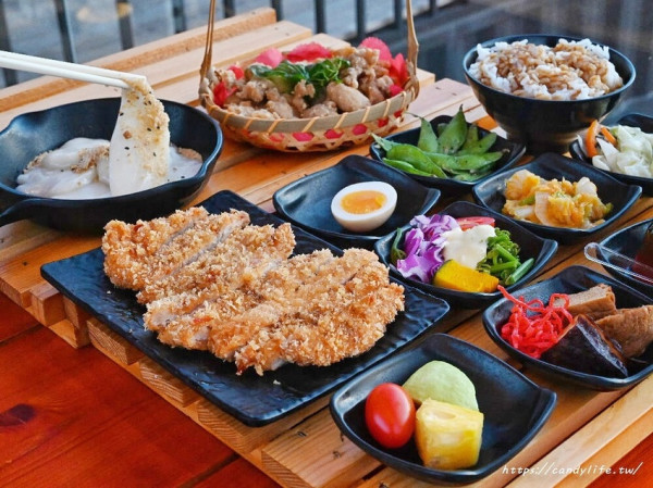 櫃森森│台中超美星光貨櫃屋，搭配懷舊國小教室，九宮格餐點超有創意，還有免費桌遊可以玩～