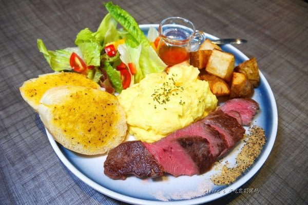 吃。台北松山《星星、城市與我們 Stars.》隱身在巷弄中的美味早午餐，強力推薦莊園級精品咖啡。小巨蛋早午餐推薦