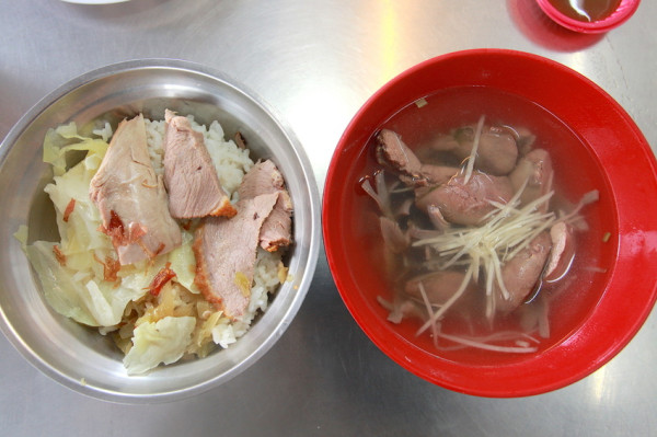 吃。高雄|前金區| 高雄知名的鴨肉專賣店，整體口感頗有水準定價合理「金城鴨肉專門店」。