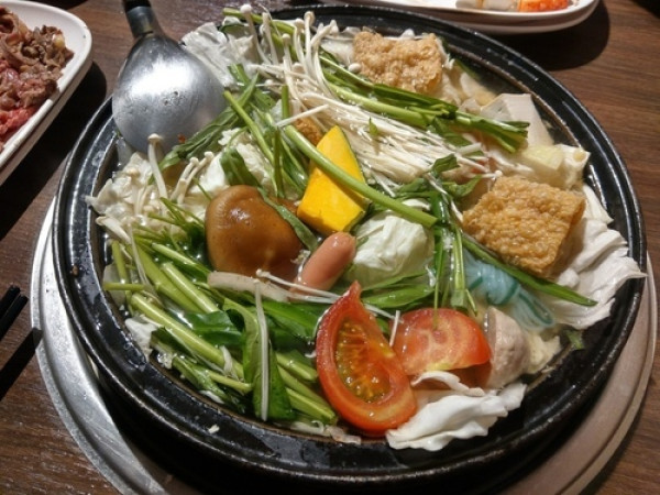 【蘆洲。火鍋】老字號 旺角石頭火鍋 ︳獨特花生沙茶醬料 ︳麻油爆炒洋蔥 炒出香氣  價格經濟實惠 擄獲老饕的心