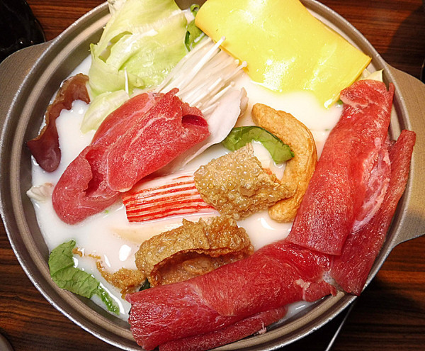 「中山國中小火鍋」【麻辣庄小火鍋】價格親民，每鍋140~~170，白飯/冰品/飲料無限供應，小資上班族的首選，目前週間，好吃滷肉飯免費招待，外帶就送飲料！