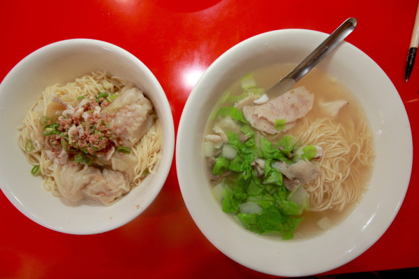 吃。高雄|苓雅區|  用餐時間人潮滿滿，飽滿的餛飩及大顆貢丸，整體口感美味定價合理「潮州餛飩-市府店」。