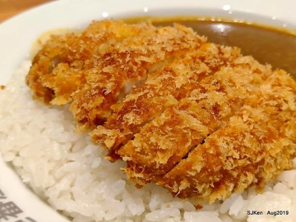 (台北捷運板南線市政府站周邊美食)「CoCo 壹番屋誠品信義店」 --- 辣鹹香的「招牌炸豬排咖哩飯」+ 清涼鮮甜的「泰式奶茶」