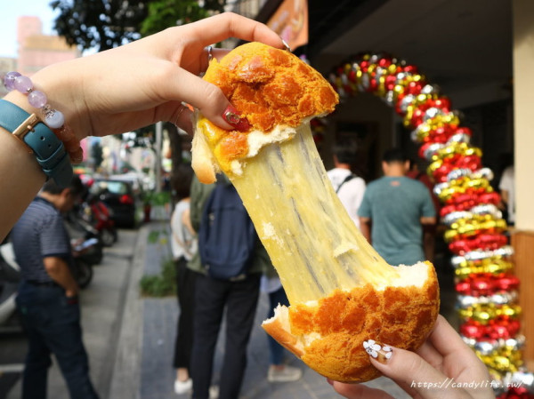 楓茶記來台中啦！超狂30cm牽絲菠蘿油，開幕期間還有冰火菠蘿油買一送一及買香港奶茶送冰火菠蘿油優惠活動！