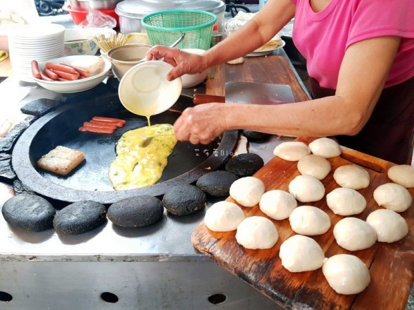《高雄美食》自立橫路-古早味蛋餅❤小麵糰蛋餅~騎樓下的可愛早餐店｡