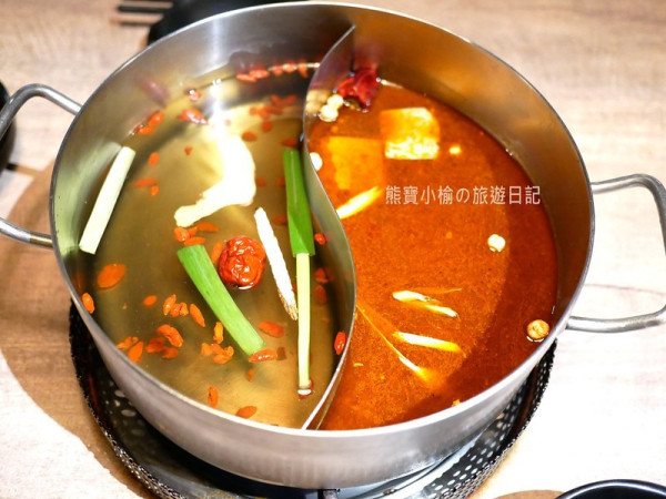 【台北美食】新馬辣經典麻辣火鍋(台北公館店)，高質感麻辣火鍋吃到飽，推薦必點花雕雞鍋、澳洲M7黑毛和牛、丹麥國寶A級松阪豬、阿根廷天使紅蝦。台北必吃美食餐廳、台北吃到飽餐廳推薦、台北麻辣火鍋吃到飽、台