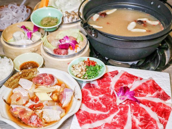 【台中】朝富路2號2樓 — 香港品鮮紅白鍋。秋虹谷旁一秒到香港的道地港式火鍋