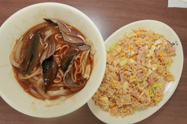 吃。台南|中西區|  年輕人投入台南傳統美食行業，剛剛開幕不到一年，肉絲蛋炒飯平民價40元，整體口感美味定價超值「祥興鱔魚意麵」。